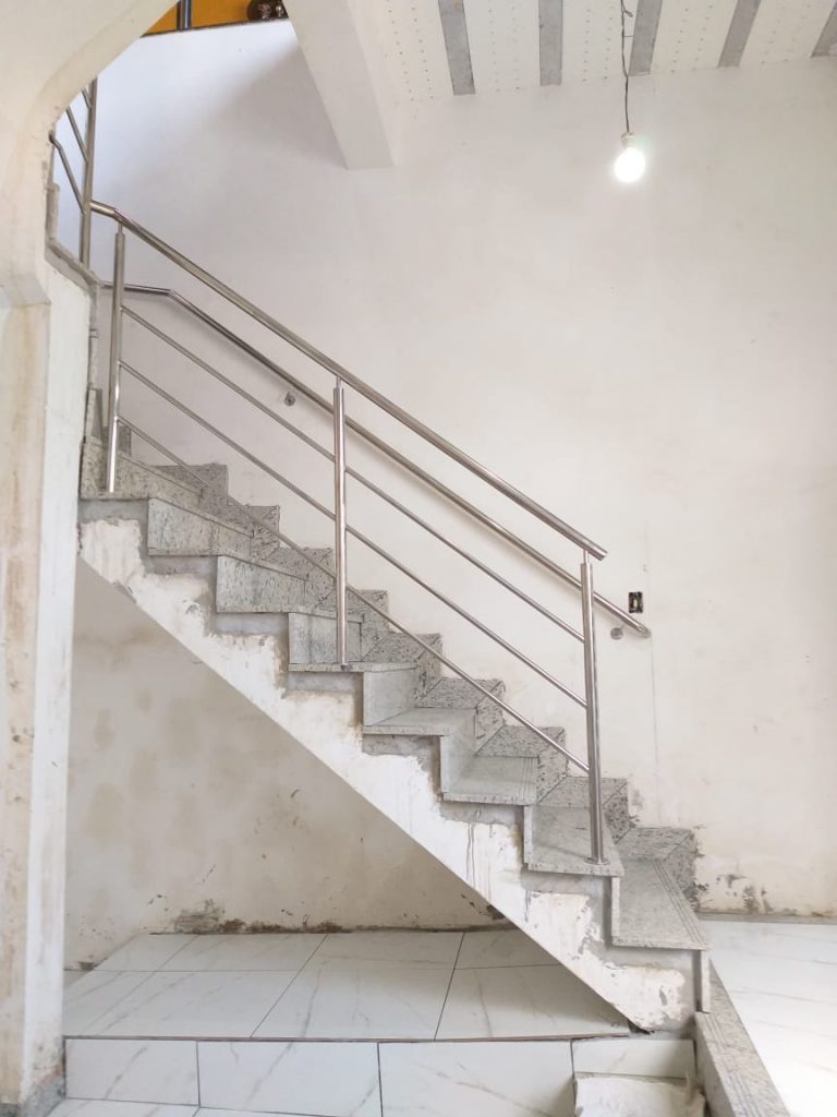 escada com corrimão de inox