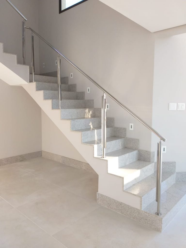 escada com corrimão inox