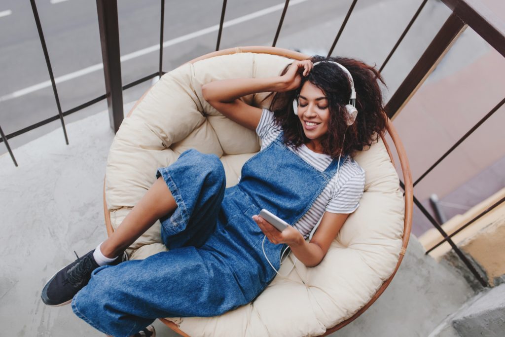 decoração de área externa: mulher ouvindo música na varanda