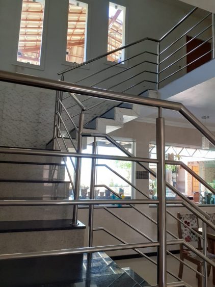 Corrimão em ambientes internos e externos: como escolher o modelo ideal