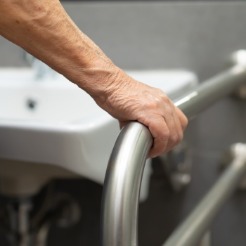 Banheiro Seguro para Idosos: Como o corrimão para banheiro inox reduz riscos de quedas e aumenta a segurança
