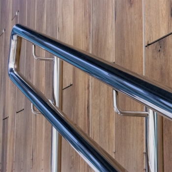 Comparativo entre Corrimões de Aço Inox e Madeira: Por que o Inox é a Melhor Escolha