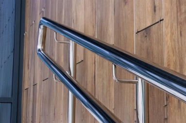 Comparativo entre Corrimões de Aço Inox e Madeira: Por que o Inox é a Melhor Escolha