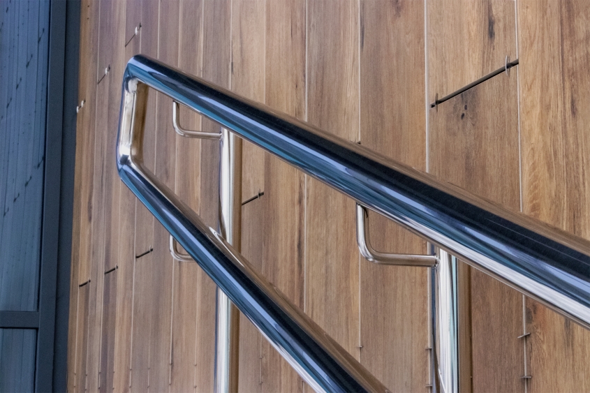 Comparativo entre Corrimões de Aço Inox e Madeira: Por que o Inox é a Melhor Escolha