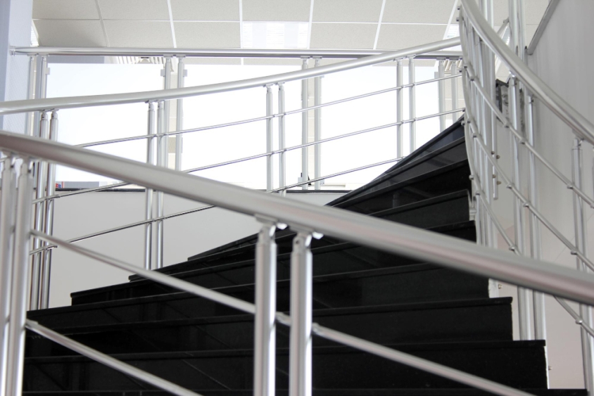 Acabamento profissional em inox: diferencial da Casual Inox que valoriza seu espaço